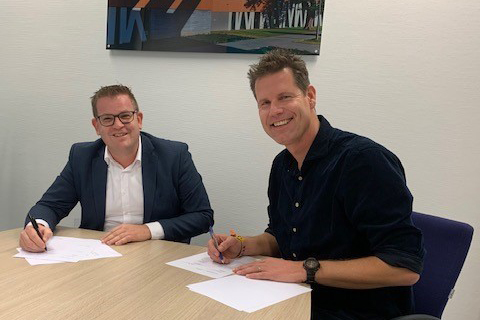 Jos de Bruijn (l) en Bob Elzen tekenen de samenwerkingsovereenkomst tussen Reinbouw en Treetek